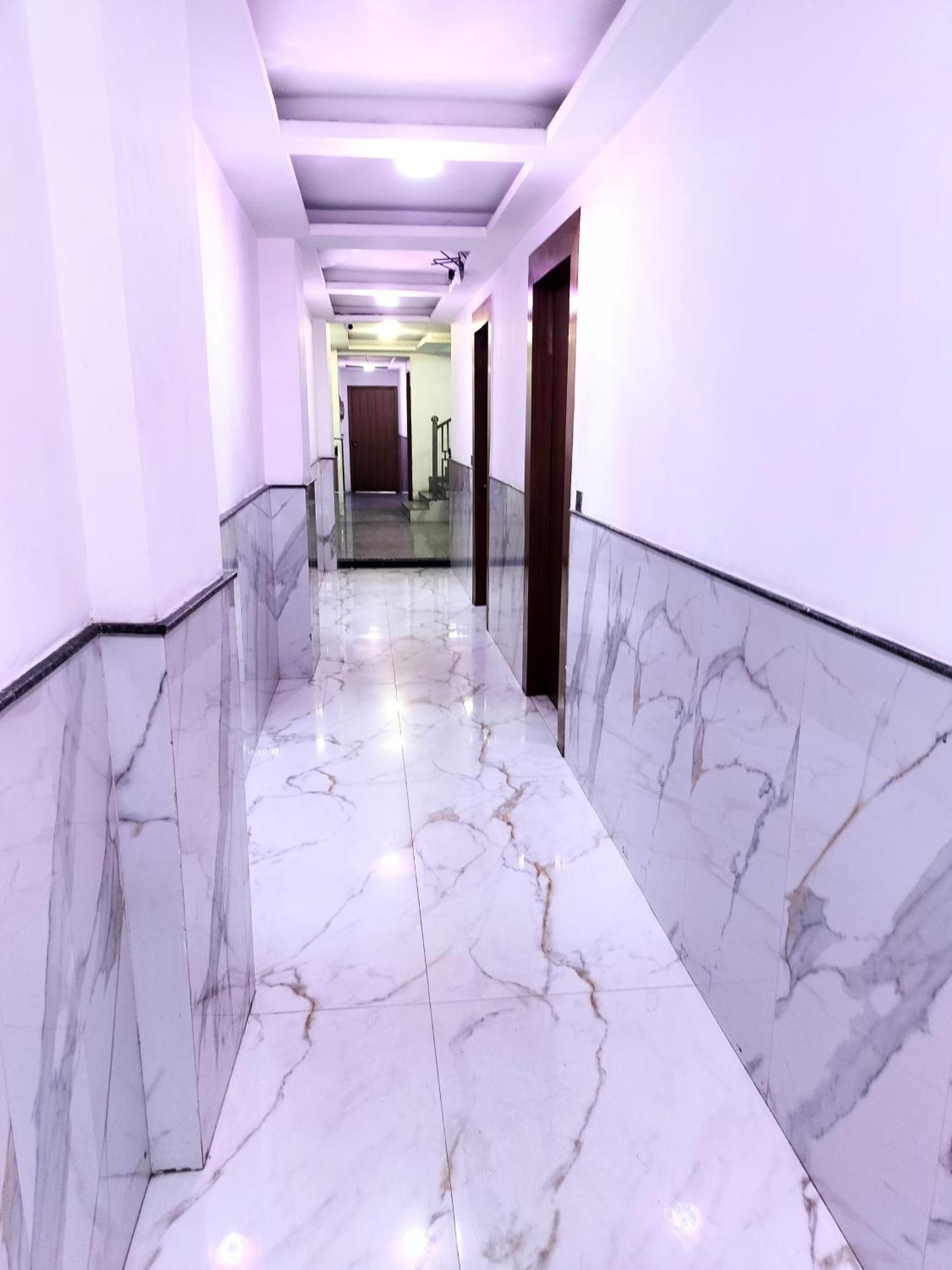 Airport The Class 5 Mins Aerocity Metro Guest house *
