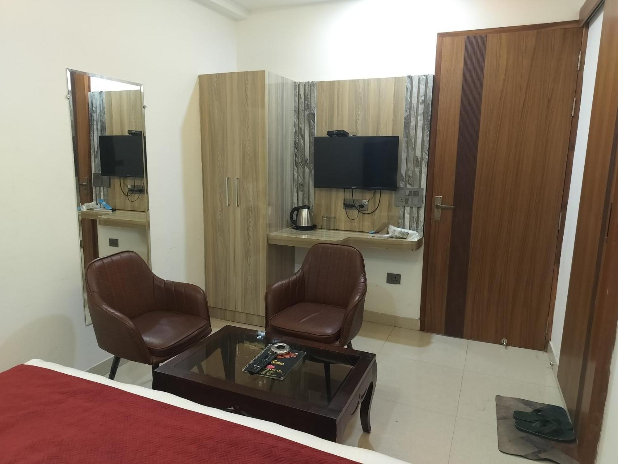 Airport The Class 5 Mins Aerocity Metro Guest house