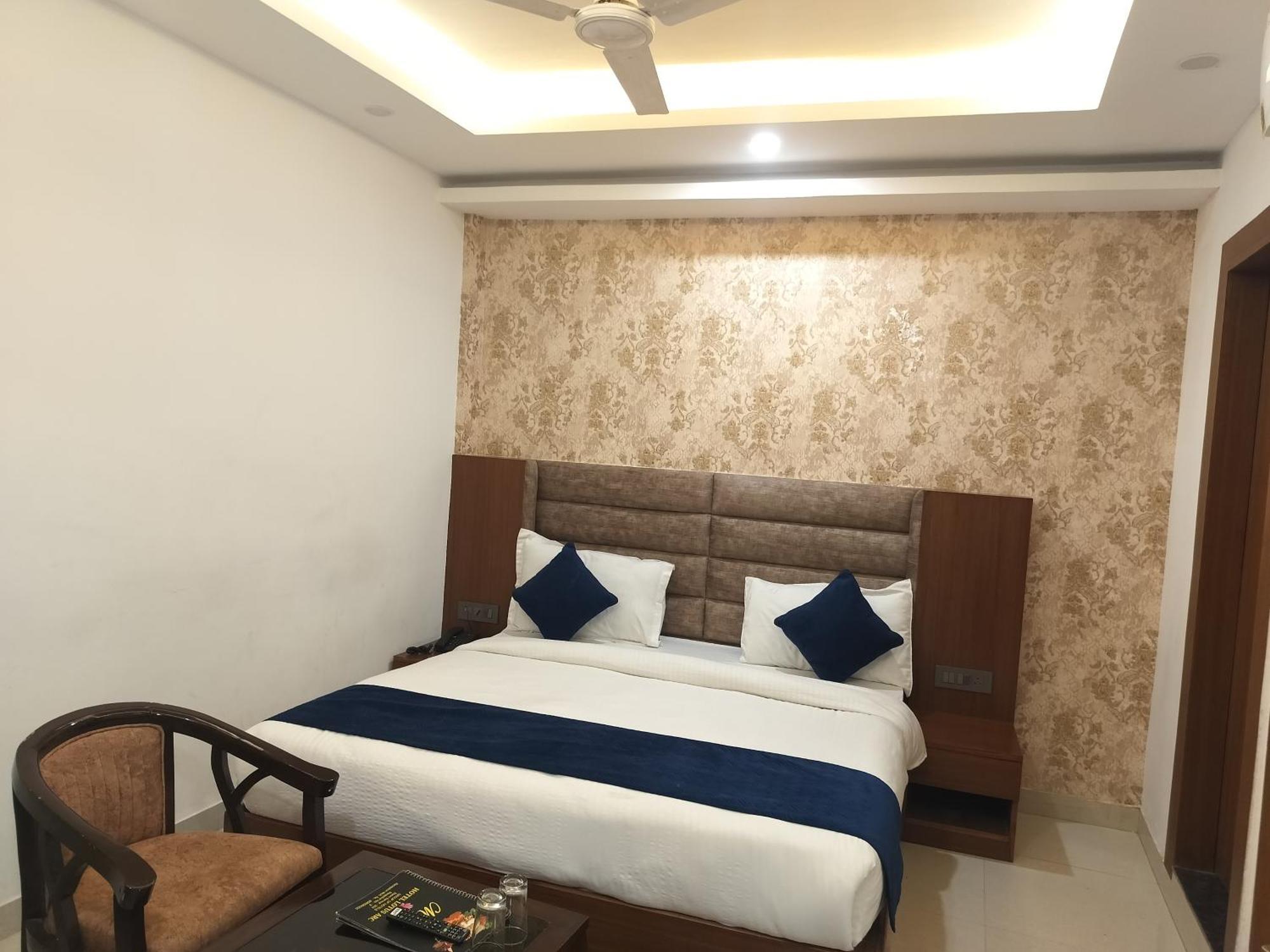 Airport The Class 5 Mins Aerocity Metro Guest house