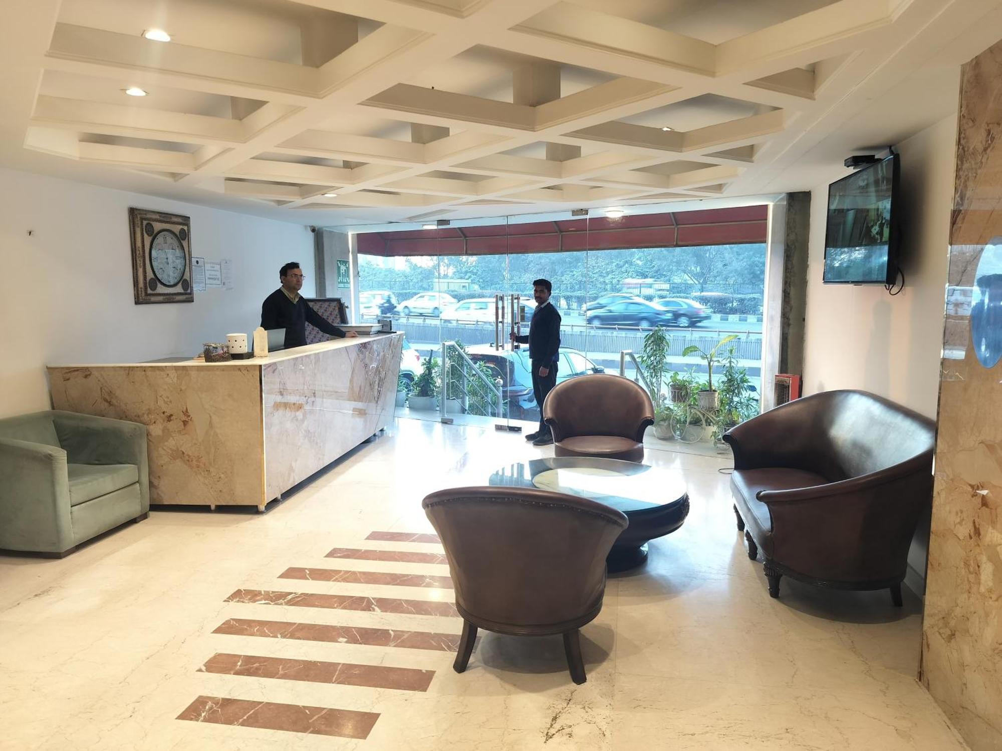Airport The Class 5 Mins Aerocity Metro Guest house